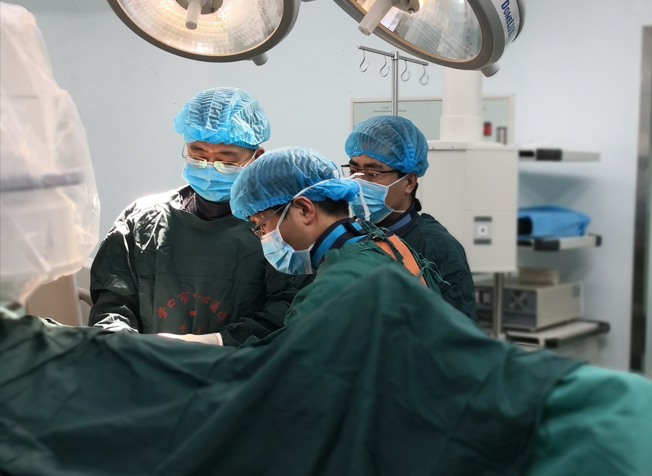 97岁老人意外骨折 微创手术恢复神速